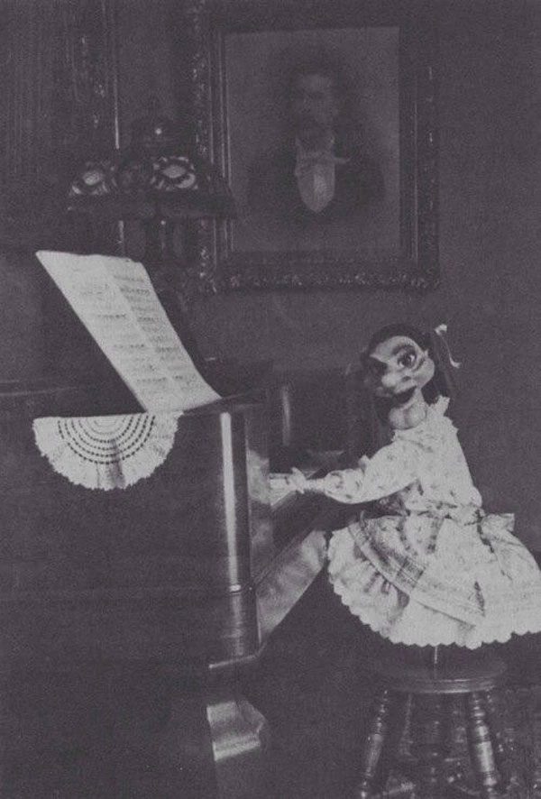 The image of a puppet playing the piano shocks many due to its scariness.