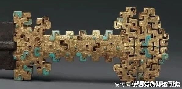 The sword hilt weighs 6kg, made of pure gold with intricate jade details.