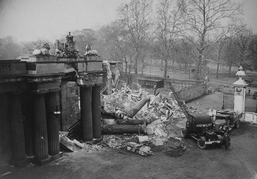 1940: Buckingham Palace Bombed