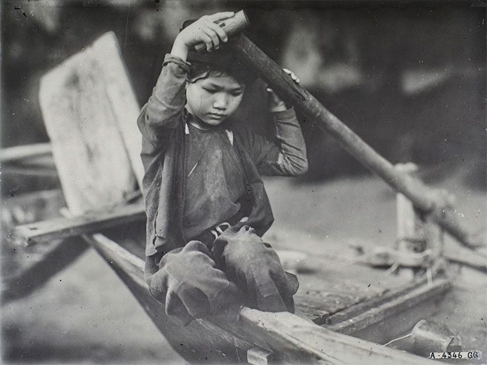 A young girl rowing a boat in Ha Long Bay, photographed by the French in May 1927.