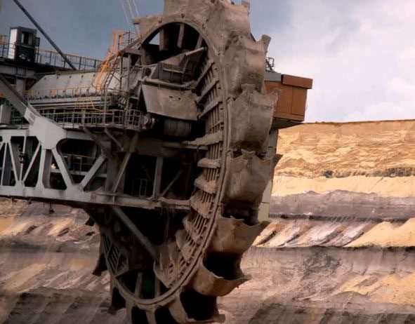 Weighing over 14,000 tons, the Bagger 293 can move smoothly on the ground.