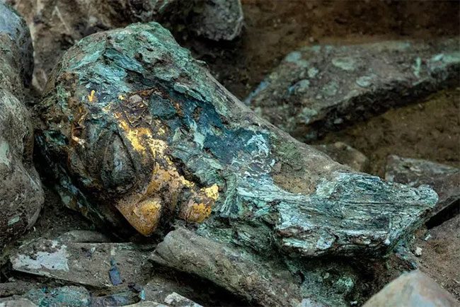 The bronze head with a gold mask found from sacrificial pit number 8 at Sanxingdui.