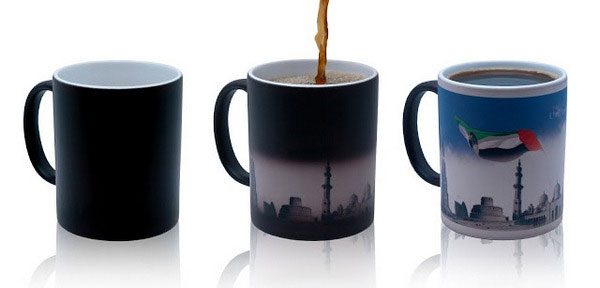 The thermochromic layer wrapped around the mug allows it to change color with temperature.