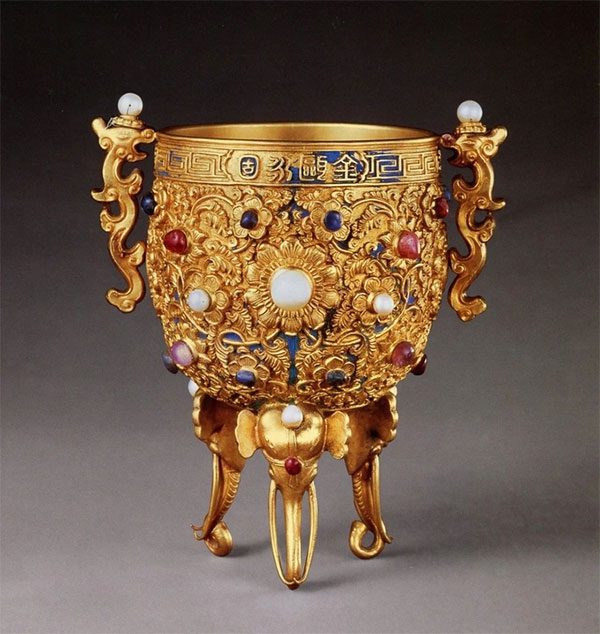 The gemstone-inlaid cup crafted during the Qing Dynasty.