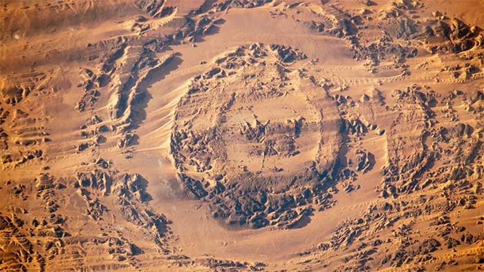 The mysterious eye in the Sahara is the trace left by a cosmic attacker