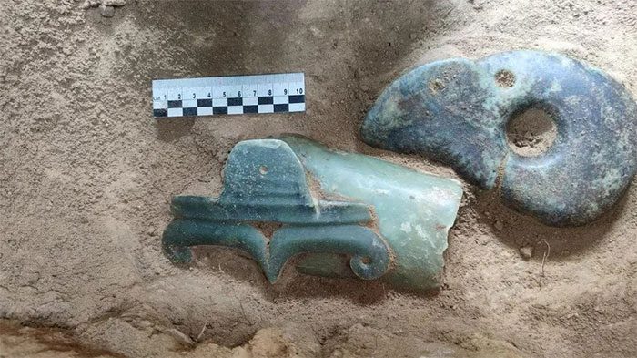 Parts of a jade dragon revealed in the ancient tomb