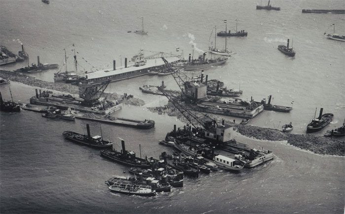 The amount of materials used for the Afsluitdijk is estimated at about 23 million m3 of sand and 13.5 million m3 of cement.