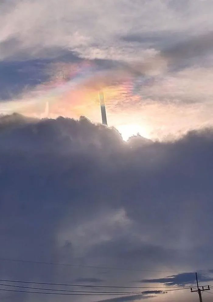  "Mysterious pillar" in the sky over Ubon Ratchathani. 