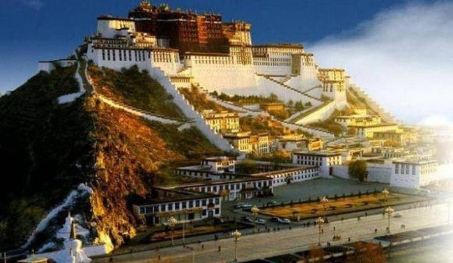 The King of Tibet expanded the Hongshan Palace and named it "Potala Palace."