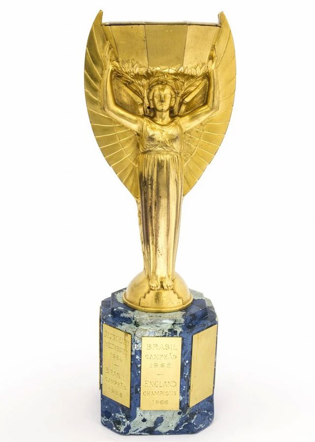 The first shape of the most prestigious trophy in the world