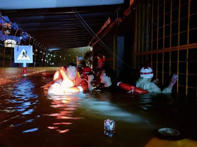 Rescue operations at night require multiple people, and difficult-to-access areas should use circular floats.