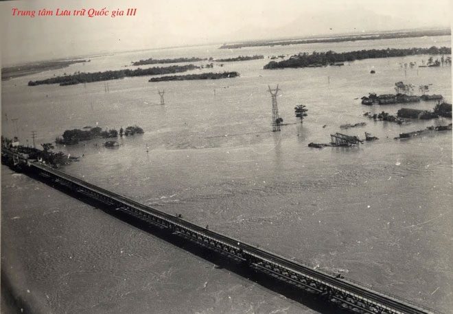 Flooding at Lai Vu Bridge area (Hai Duong).