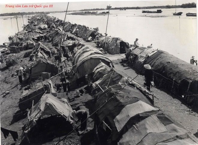 Floodwaters swept away homes in Hoai Duc, Ha Tay, forcing residents to build temporary shelters on the dike.