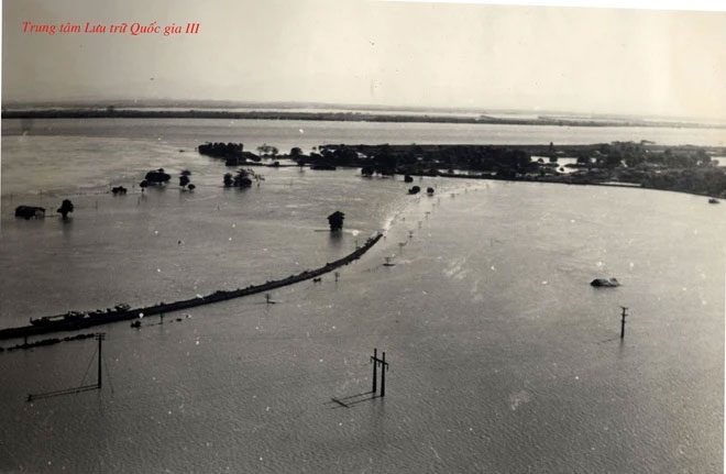 The railway and National Highway 1 section from Yen Vien to Bac Ninh submerged in water.