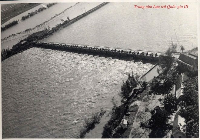 Flood scene in Van Co area (Hung Yen).