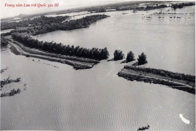 Day Phung Dam (Hanoi) during the flood days.