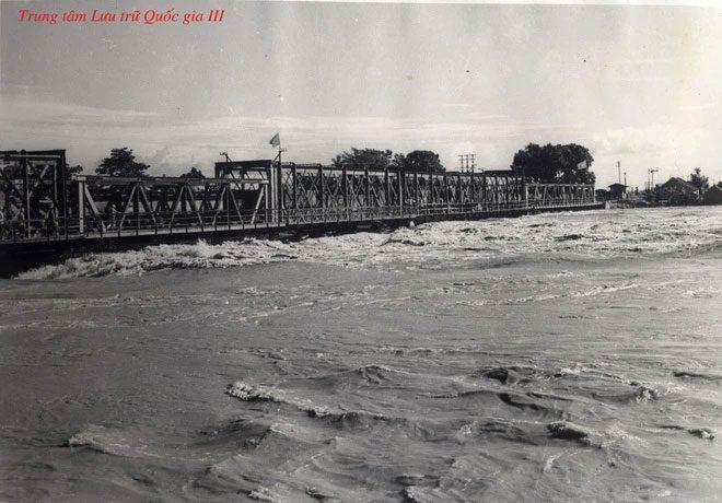 Duong Bridge during the flood days.