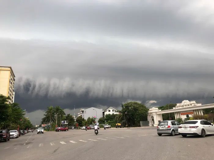 Clouds stretched into long strips resembling "tsunami waves".