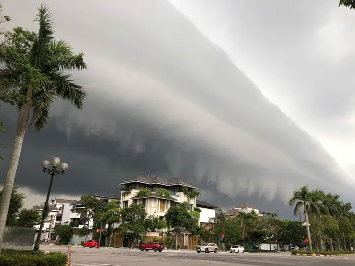 Strange clouds appeared in Vinh City before Storm No. 3.