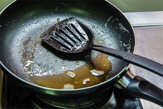 Repeatedly reused cooking oil is very harmful to the liver, potentially leading to liver cancer.