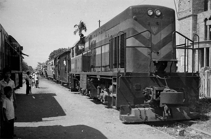 General Electric B-B locomotive combining electric-diesel engine