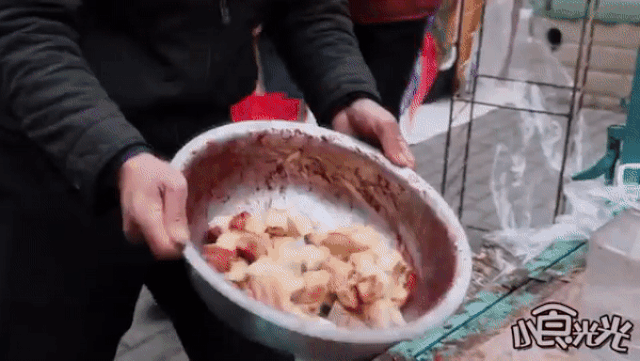 The vendor prepares moldy tofu into delicious dishes on the street