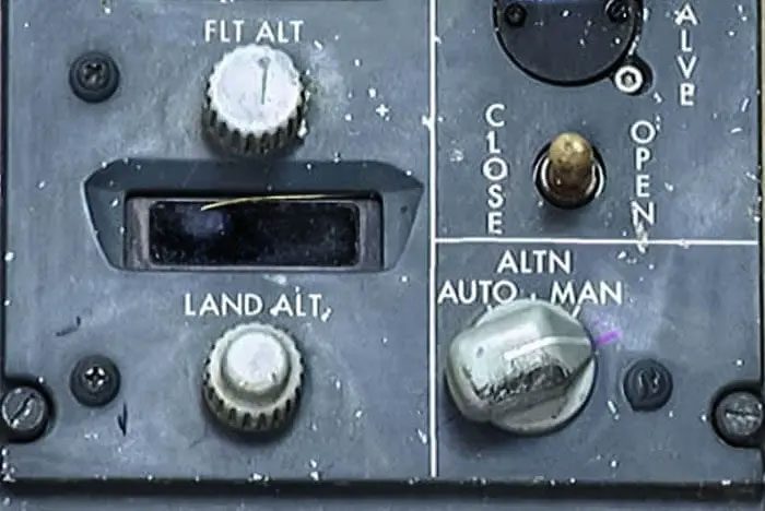 The ground engineer selected manual pressure mode (MANUAL) instead of automatic pressure (AUTO).