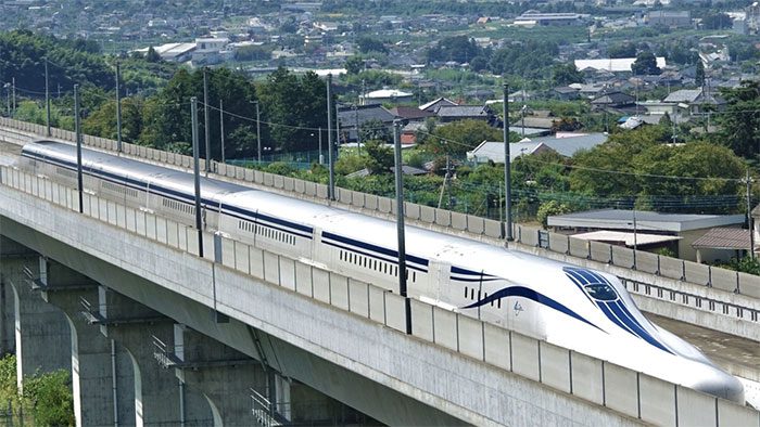 An L0-series train operating in Fuefuki city (Japan) in August 2020