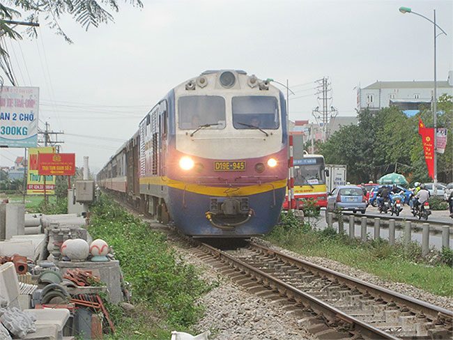 TN5 train on the North-South route, Van Dien - Thuong Tin section