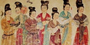 exploring the life of phitan in the backyard of the house 137997