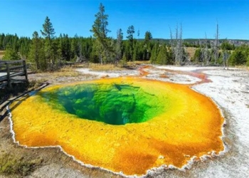 famous hot water spring changing color due to tan tien mineral influence of tourists 136904