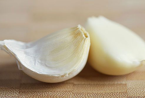 Garlic provides antioxidants that help boost the immune system. Additionally, garlic has the ability to eliminate H. pylori, a bacterium that causes ulcers and stomach cancer.