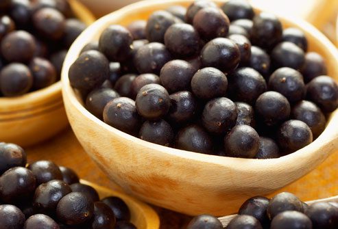 Acai berries contain similar compounds to those found in chokeberries. Moreover, this type of berry has an antioxidant called anthocyanin, which effectively combats aging.