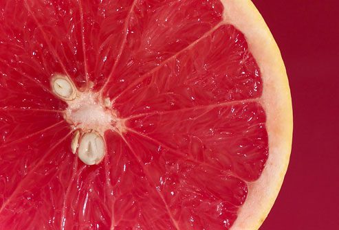 Grapefruit is a fruit that provides a large amount of vitamin C, which helps boost immunity against colds. Bitter grapefruit also contains many flavonoids that enhance immune system activity. If you do not like the bitter taste of this fruit, you can substitute it with oranges or tangerines, which have similar effects.