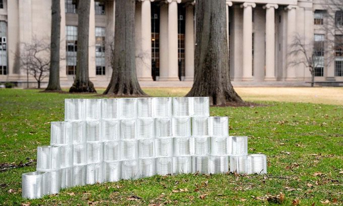 Glass bricks shaped like the number eight, suitable for curved structures.