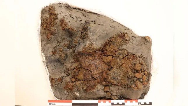 The medieval iron gauntlet discovered at Bispekiva South in Oslo