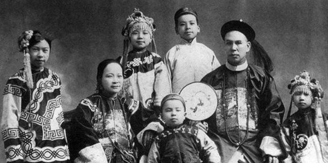 After the fall of the Qing dynasty, many descendants of Aisin Gioro changed their surname to 'Jin'.