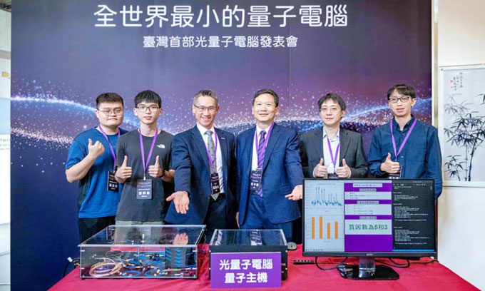 Professor Chuu Chih-Sung (second from the right) with team members.