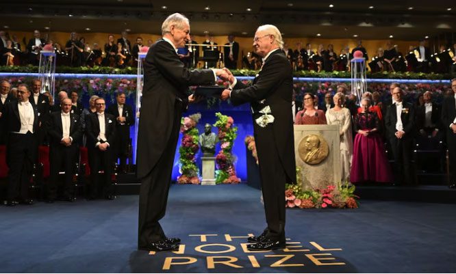 Professor Geoffrey E. Hinton (Canada) has just received the Nobel Prize in Physics 2024.