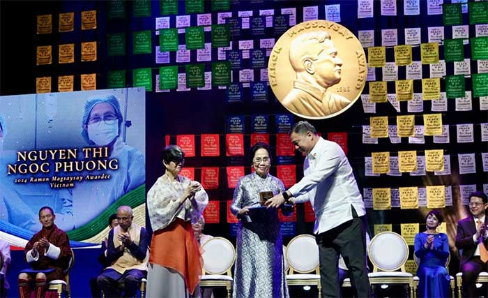 Ms. Cecilia L. Lazaro presents the award to Professor Nguyen Thi Ngoc Phuong