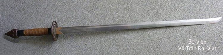 A straight sword with one cutting edge and a disc-shaped guard.