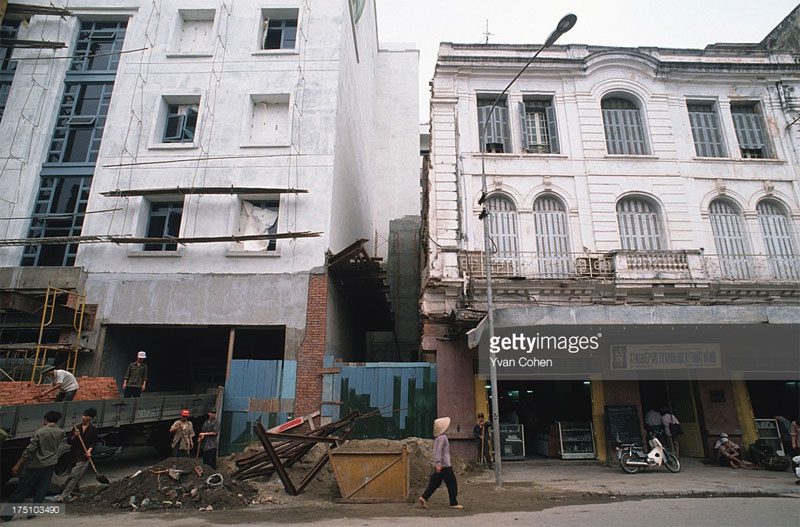 A similar scene on Tràng Tiền Street.