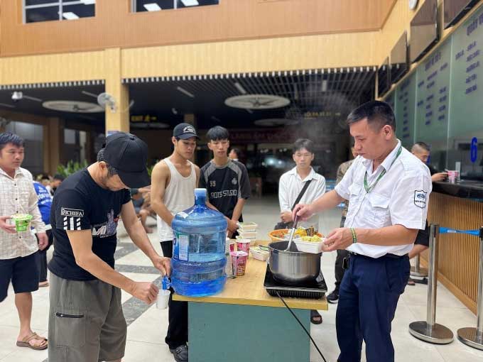 Passengers and drivers receiving food support at Mỹ Đình bus station.