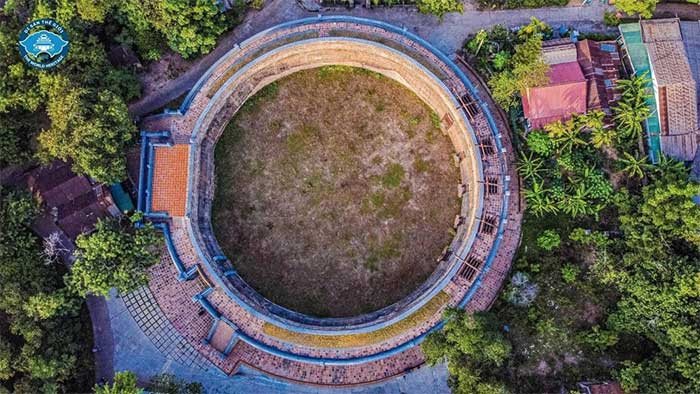 Ho Quyen is shaped like a circular ring, with two concentric walls.