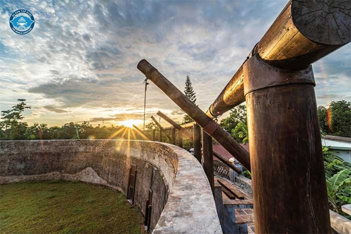 The top of the land strip is level with the outer wall, forming a circular walkway.