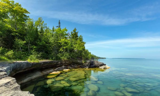 Deep beneath Lake Superior lies the rift zone containing vast hydrogen reserves.