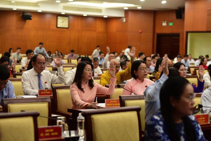 Ho Chi Minh City People's Council members passing the resolution during the meeting on November 14.