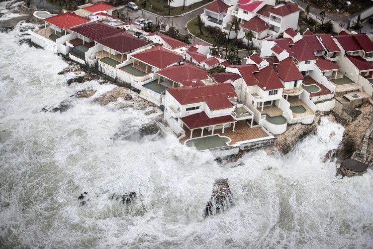 Hurricane Irma sweeping through Sint Maarten.