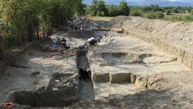 Archaeologists excavating a villa in Fregellae