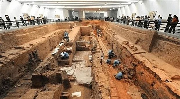 Excavation scene of Tomb No. 168 from the Western Han Dynasty.